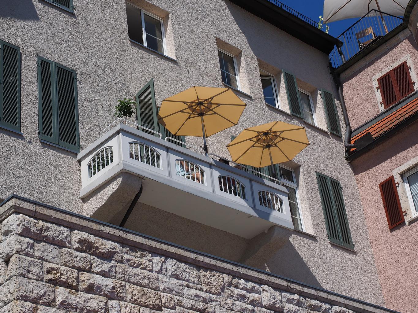balkón, dáždniky